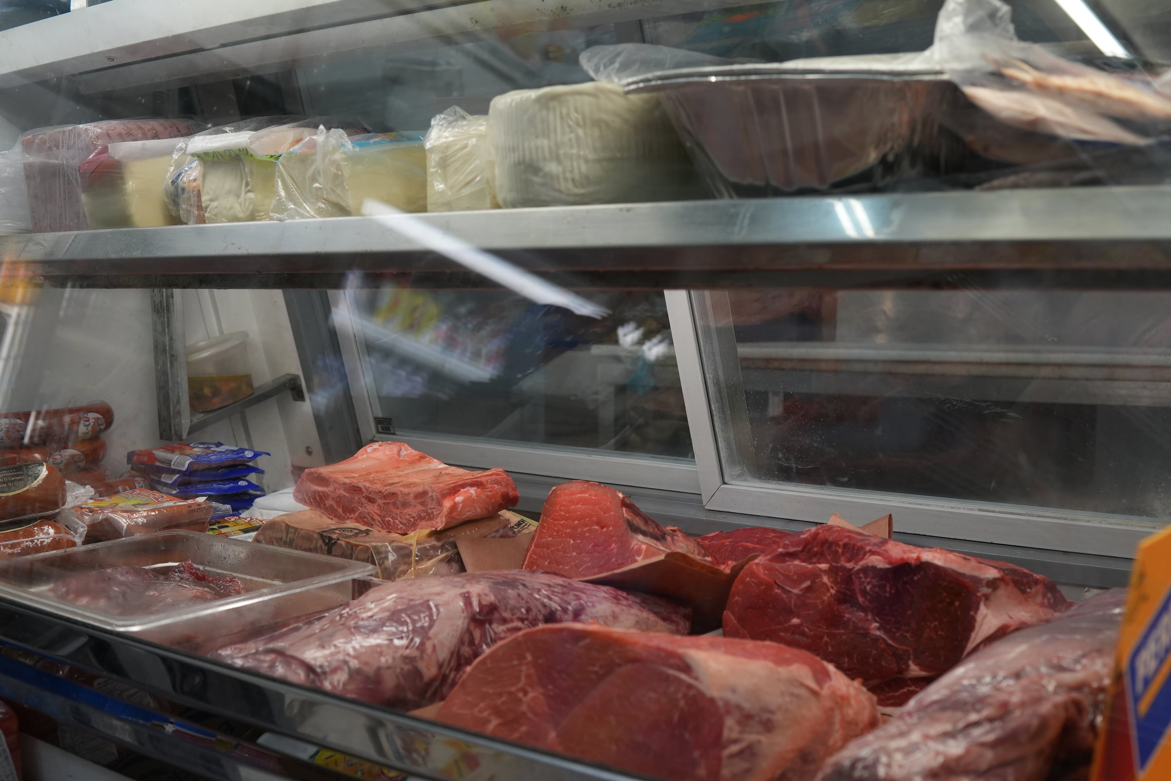 Cortes frescos de carne premium en exhibición