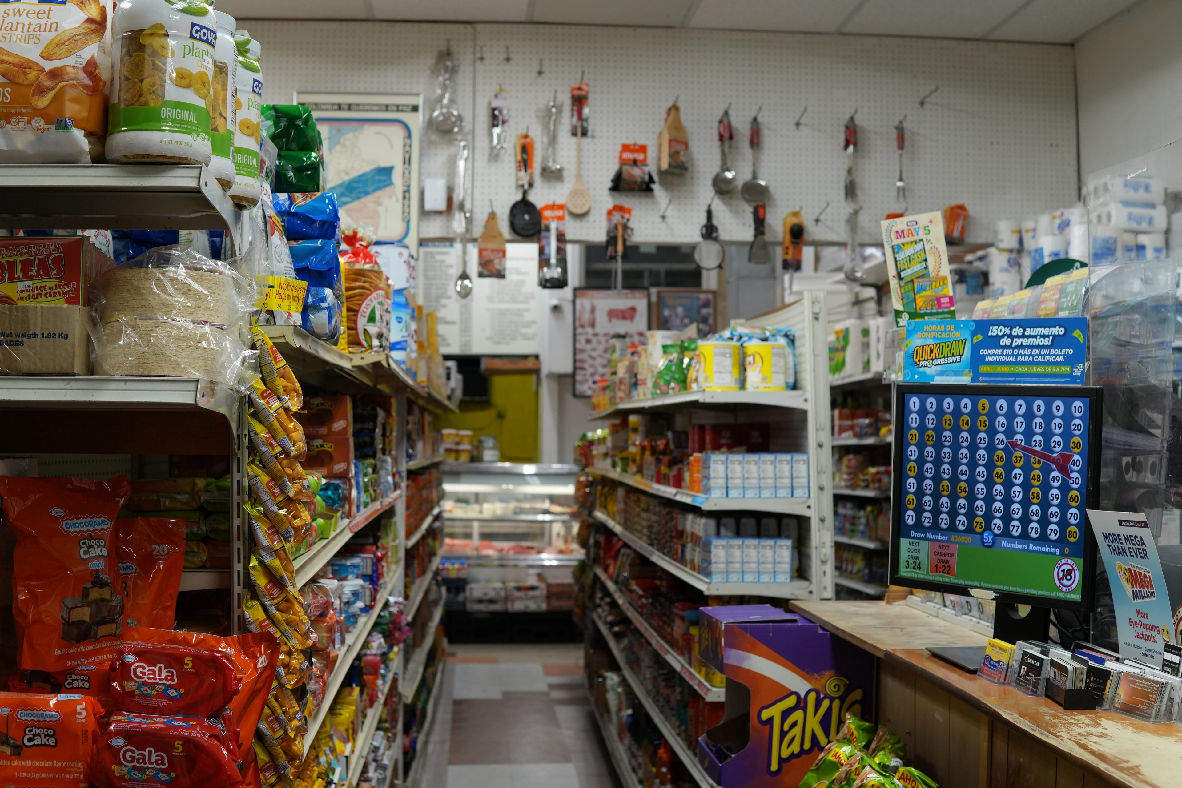 Productos latinos importados: especias, arepas, café y salsas auténticas